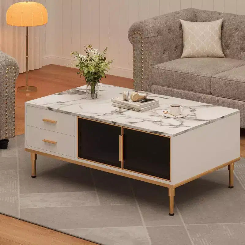 Grande table basse, plateau aspect marbre, 4 tiroirs et portes vitrées, panneaux cannelés, blanc et doré
