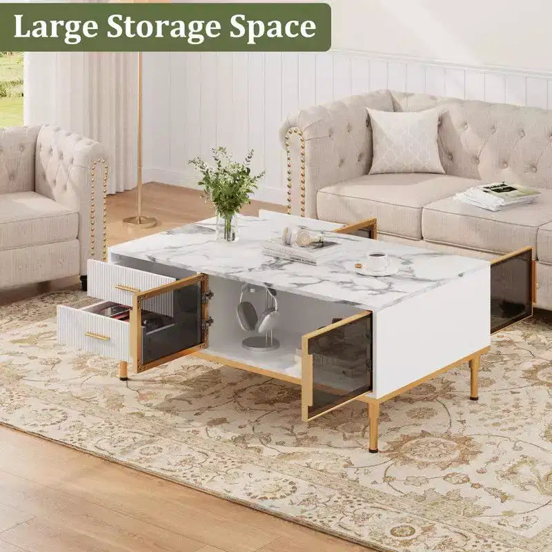 Grande table basse, plateau aspect marbre, 4 tiroirs et portes vitrées, panneaux cannelés, blanc et doré