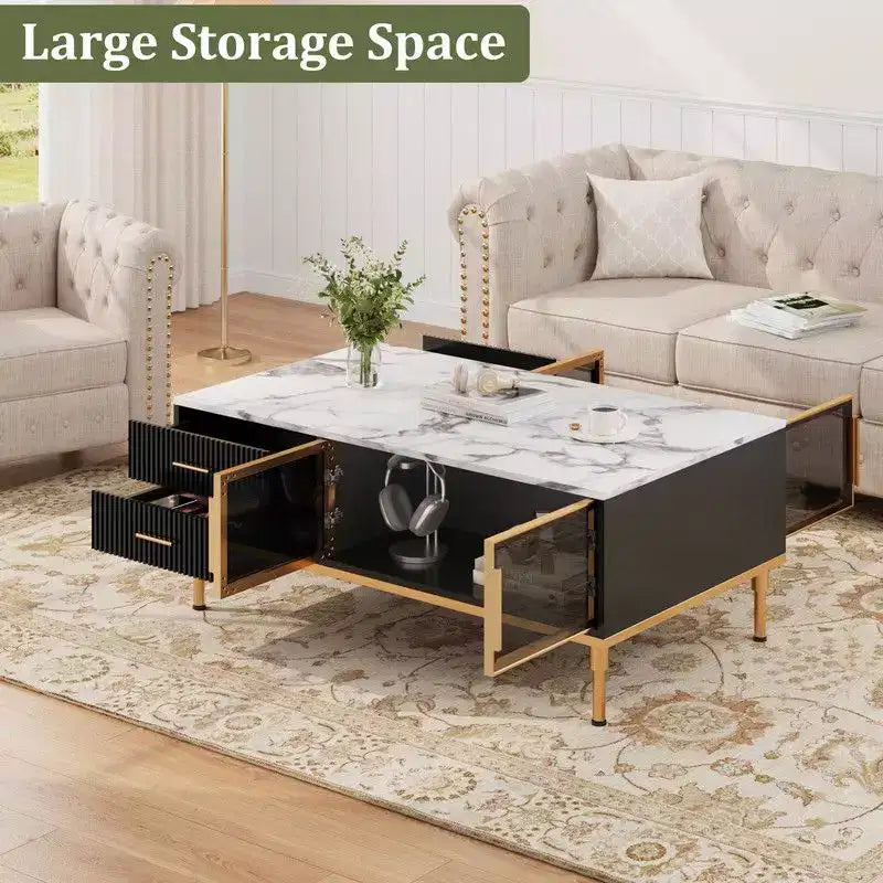 Grande table basse, plateau aspect marbre, 4 tiroirs et portes vitrées, panneaux cannelés, blanc et doré