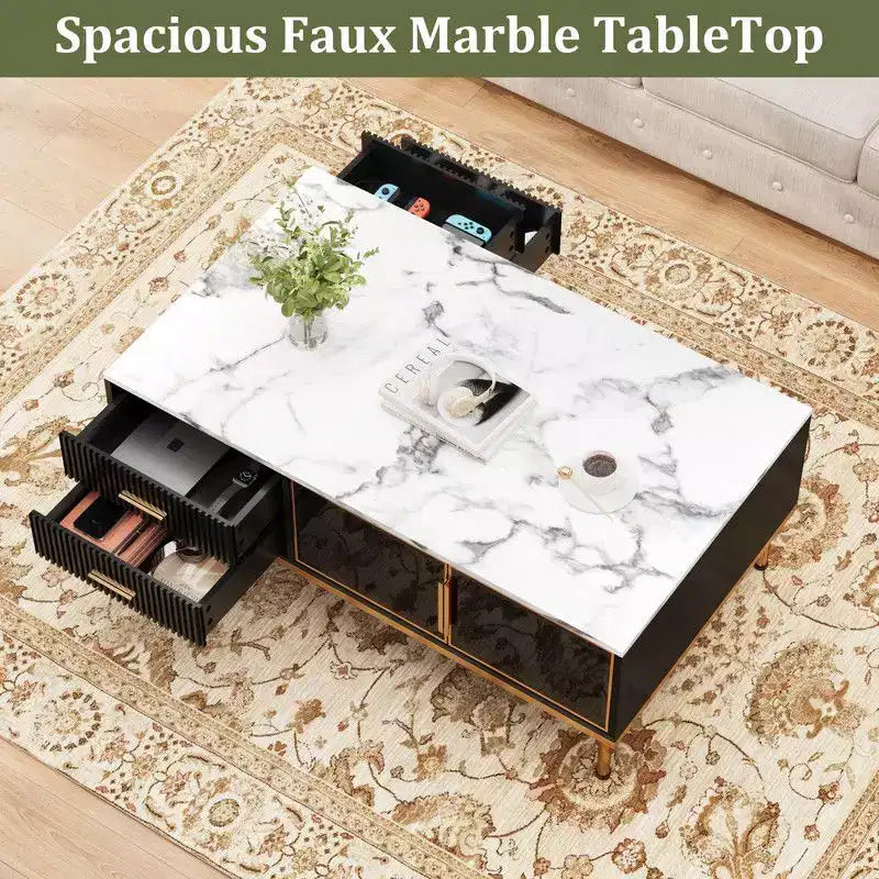 Grande table basse, plateau aspect marbre, 4 tiroirs et portes vitrées, panneaux cannelés, blanc et doré