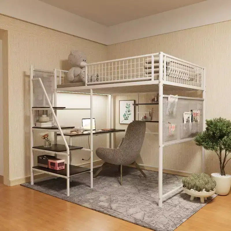 Lit mezzanine grandeur nature avec garde-corps de sécurité, bureau, échelles et étagères de rangement
