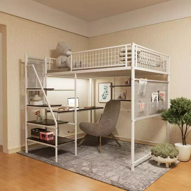 Lit mezzanine grandeur nature avec garde-corps de sécurité, bureau, échelles et étagères de rangement