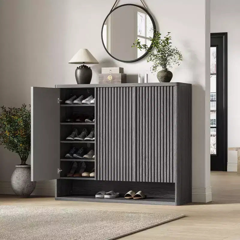 Meuble à chaussures en bois de 117 cm avec porte cannelée - Rangement réglable pouvant contenir 30 à 35 paires pour l'entrée et le salon